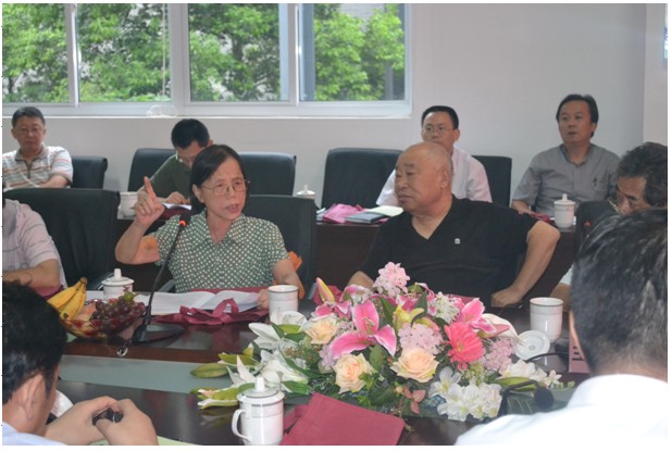 圖為協(xié)會(huì)副理事長，原安徽大學(xué)副校長陳慧霞女士在會(huì)上發(fā)言